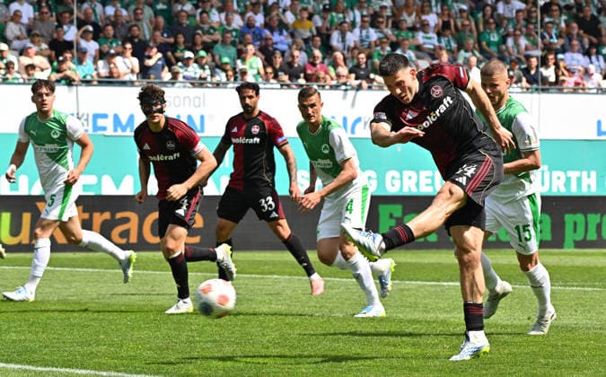 03.05.2026 - Fussball - Saison 2025 2026 - 2. Fussball - Bundesliga - Derby Frankenderby - 32. Spieltag: SpVgg Greuther Fürth ( Kleeblatt ) - 1. FC Nürnberg FCN ( Club ) - Sportfoto Zink MeZi - xmexzix - DFL regulations prohibit any use of photographs as image sequences and or quasi-video - only for editorial use - Torschuss Luka Lochoshvili (24, 1. FC Nürnberg FCN ) vor Treffer Tor Torschuß zum 1:1 durch Fabio Gruber (4, 1. FC Nürnberg FCN )