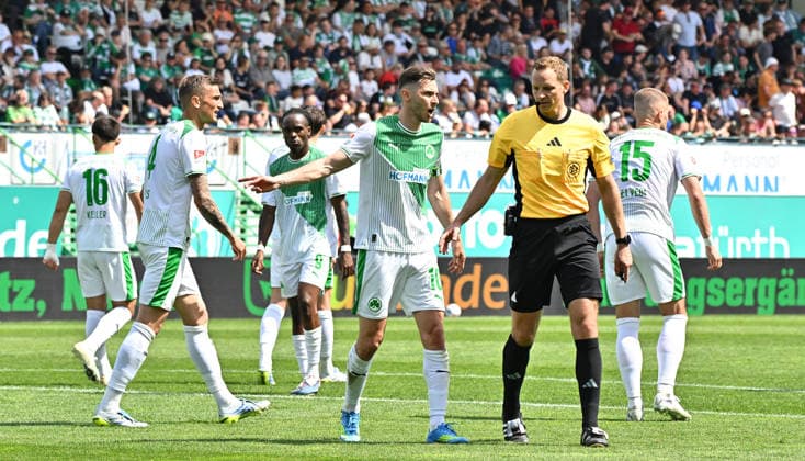 03.05.2026 - Fussball - Saison 2025 2026 - 2. Fussball - Bundesliga - Derby Frankenderby - 32. Spieltag: SpVgg Greuther Fürth ( Kleeblatt ) - 1. FC Nürnberg FCN ( Club ) - Sportfoto Zink MeZi - xmexzix - DFL regulations prohibit any use of photographs as image sequences and or quasi-video - only for editorial use - Branimir Hrgota (10, SpVgg Greuther Fürth ) bei Sören Storks (Schiedsrichter) nach Gegentor Tor zum 1:1 - enttäuscht Enttäuschung