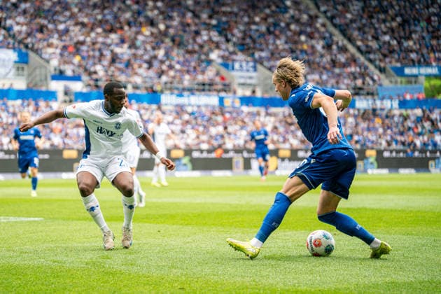 03.05.2026, xdaymx, Fussball 2.Bundesliga, Karlsruher SC - SV Darmstadt 98 Merveille Papela (SV Darmstadt 98) und David Herold (Karlsruher SC) im Zweikampf (DFL DFB REGULATIONS PROHIBIT ANY USE OF PHOTOGRAPHS as IMAGE SEQUENCES and or QUASI-VIDEO) Karlsruhe
