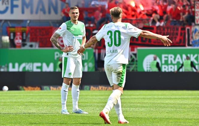 03.05.2026 - Fussball - Saison 2025 2026 - 2. Fussball - Bundesliga - Derby Frankenderby - 32. Spieltag: SpVgg Greuther Fürth ( Kleeblatt ) - 1. FC Nürnberg FCN ( Club ) - Sportfoto Zink MeZi - xmexzix - DFL regulations prohibit any use of photographs as image sequences and or quasi-video - only for editorial use - Philipp Ziereis (4, SpVgg Greuther Fürth ) Felix Klaus (30, SpVgg Greuther Fürth ) enttäuscht Enttäuschung
