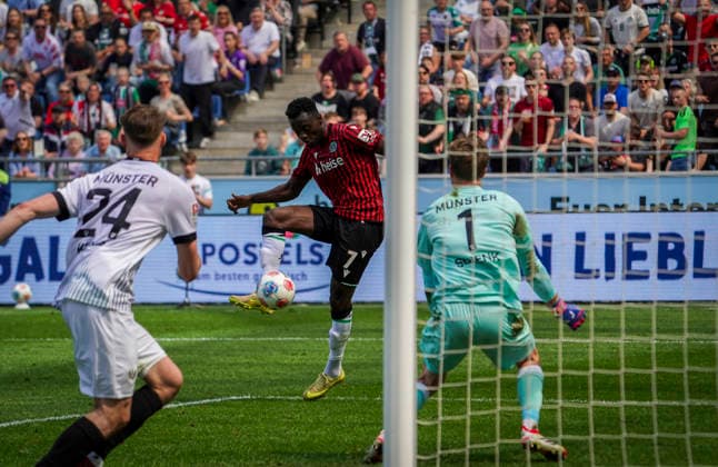 Deutschland: Fussball 2.Bundesliga 2025 2026, 32. Spieltag - Hannover 96 vs Preußen Münster - Heinz von Heiden Arena Stadion (Hannover): Tor zum Mustapha Bundu (Hannover 96, 7) Hannover
