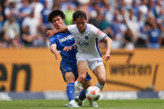 Hiroki Akiyama (SV Darmstadt 98, 16) im Zweikampf mit Shio Fukuda (Karlsruher SC, 13), Karlsruher SC vs. SV Darmstadt 98, 2. Bundesliga, 32. Spieltag, 2025 2026, 03.05.2026, DFL REGULATIONS PROHIBIT ANY USE OF PHOTOGRAPHS AS IMAGE SEQUENCES AND OR QUASI-VIDEO, Karlsruher SC vs. SV Darmstadt 98, 2. Bundesliga, 32. Spieltag, 2025 2026, 03.05.2026 Karlsruhe