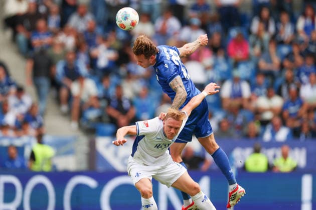 Marcel Franke (Karlsruher SC, 28) im Zweikampf mit Isac Lidberg (SV Darmstadt 98, 07), Karlsruher SC vs. SV Darmstadt 98, 2. Bundesliga, 32. Spieltag, 2025 2026, 03.05.2026, DFL REGULATIONS PROHIBIT ANY USE OF PHOTOGRAPHS AS IMAGE SEQUENCES AND OR QUASI-VIDEO, Karlsruher SC vs. SV Darmstadt 98, 2. Bundesliga, 32. Spieltag, 2025 2026, 03.05.2026 Karlsruhe