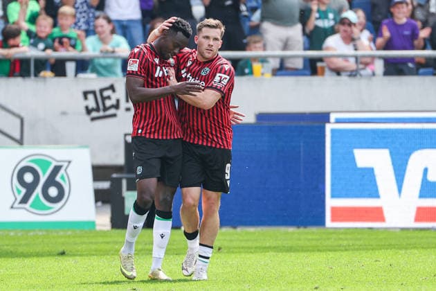2. Bundesliga - Hannover 96 - SC Preußen Münster am 03.05.2026 in der Heinz von Heiden Arena in Hannover Jubel, Torjubel, Torschuetze, Torschütze Mustapha Bundu Shong Hames (Hannover 7) jubelt nach seinem Tor zum 2 zu 2 mit Benjamin Källman Kaellman (Hannover 9)