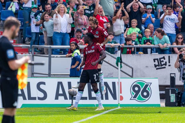 Hannover, Deutschland 03. Mai 2026: 2. BL - 2025 2026 - Sp. 32 - Hannover 96 gegen Preußen Münster Im Bild: v.li. Mustapha Bundu (HAN) jubelt zum 2:2 Tor mit Kolja Nuno Oudenne (HAN) DFL DFB regulations prohibit any use of photographs as image sequences and or quasi-video Heinz von Heiden Arena Niedersachsen