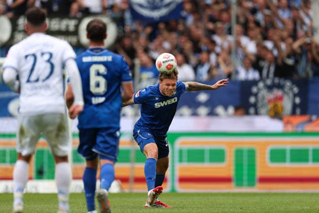 Lustiges Foto Marcel Franke (Karlsruher SC, 28) klaert per Kopf, Karlsruher SC vs. SV Darmstadt 98, 2. Bundesliga, 32. Spieltag, 2025 2026, 03.05.2026, DFL REGULATIONS PROHIBIT ANY USE OF PHOTOGRAPHS AS IMAGE SEQUENCES AND OR QUASI-VIDEO, Karlsruher SC vs. SV Darmstadt 98, 2. Bundesliga, 32. Spieltag, 2025 2026, 03.05.2026 Karlsruhe