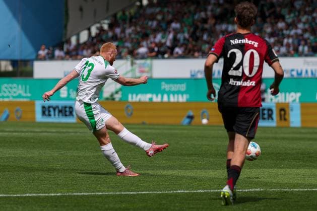 Der Schuss von Paul Will 13 (Spvgg Greuther Fuerth) fuehrt zum 1:0, SpVgg Greuther Fuerth vs. 1. FC Nuernberg, Fussball, Maenner, 2. Bundesliga, DFL, Saison 2025 2026, 32. Spieltag, Rueckrunde, 03.05.2026 DFB regulations prohibit any use of photographs as image sequences and or quasi-video Fuerth Bayern Deutschland