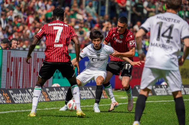 Deutschland: Fussball 2.Bundesliga 2025 2026, 32. Spieltag - Hannover 96 vs Preußen Münster - Heinz von Heiden Arena Stadion (Hannover): im Zweikampf Shin Yamada (Preußen Münster, 9) Bastian Allgeier (Hannover 96, 17) Hannover