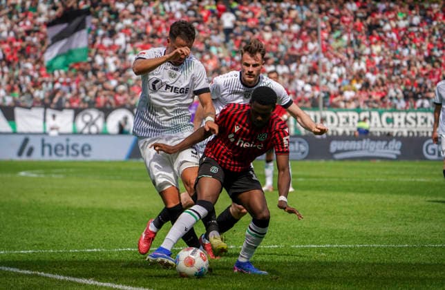 Deutschland: Fussball 2.Bundesliga 2025 2026, 32. Spieltag - Hannover 96 vs Preußen Münster - Heinz von Heiden Arena Stadion (Hannover): im Zweikampf NoÃ«l AsÃ ko Noel Aseko (Hannover 96, 15) Hannover