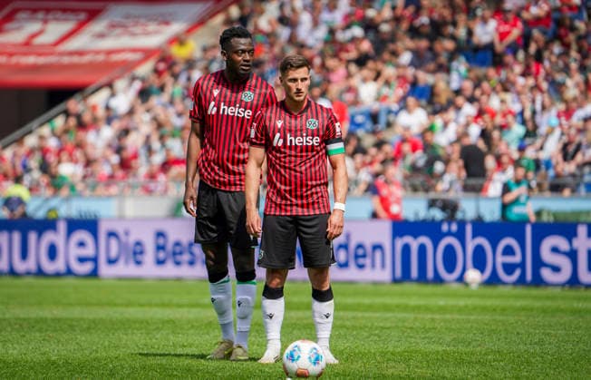Deutschland: Fussball 2.Bundesliga 2025 2026, 32. Spieltag - Hannover 96 vs Preußen Münster - Heinz von Heiden Arena Stadion (Hannover): Enzo Leopold (Hannover 96, 8) Mustapha Bundu (Hannover 96, 7) Hannover
