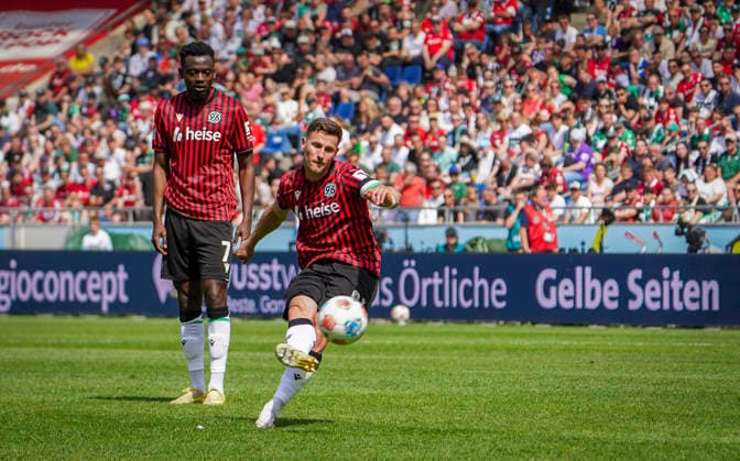 Deutschland: Fussball 2.Bundesliga 2025 2026, 32. Spieltag - Hannover 96 vs Preußen Münster - Heinz von Heiden Arena Stadion (Hannover): Enzo Leopold (Hannover 96, 8) Mustapha Bundu (Hannover 96, 7) Hannover
