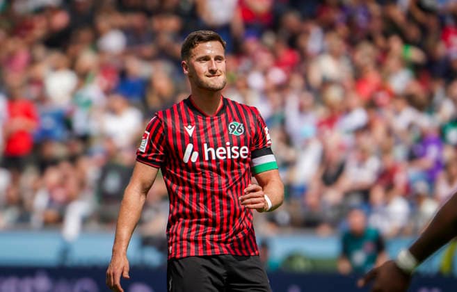 Deutschland: Fussball 2.Bundesliga 2025 2026, 32. Spieltag - Hannover 96 vs Preußen Münster - Heinz von Heiden Arena Stadion (Hannover): Enzo Leopold (Hannover 96, 8) Hannover