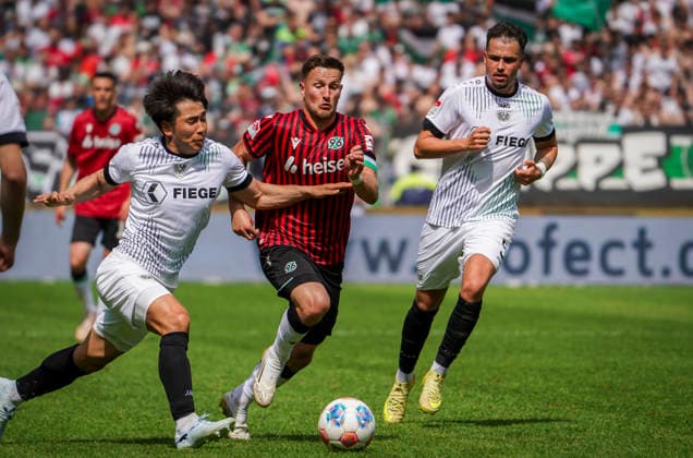 Deutschland: Fussball 2.Bundesliga 2025 2026, 32. Spieltag - Hannover 96 vs Preußen Münster - Heinz von Heiden Arena Stadion (Hannover): Enzo Leopold (Hannover 96, 8) Hannover