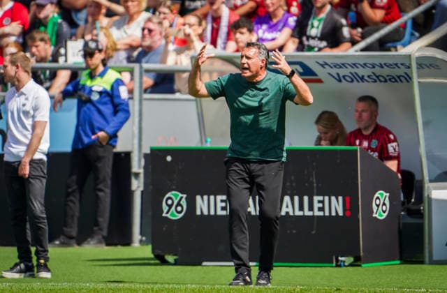 Deutschland: Fussball 2.Bundesliga 2025 2026, 32. Spieltag - Hannover 96 vs Preußen Münster - Heinz von Heiden Arena Stadion (Hannover): Geste, Gestik, Emotion Alois Schwartz (Trainer Preußen Münster) Hannover