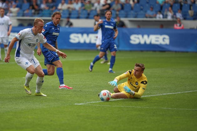 Hans Christian Bernat (Karlsruher SC, Torwart 01) vor Isac Lidberg (SV Darmstadt 98, 07) am Ball, Karlsruher SC vs. SV Darmstadt 98, 2. Bundesliga, 32. Spieltag, 2025 2026, 03.05.2026, DFL REGULATIONS PROHIBIT ANY USE OF PHOTOGRAPHS AS IMAGE SEQUENCES AND OR QUASI-VIDEO, Karlsruher SC vs. SV Darmstadt 98, 2. Bundesliga, 32. Spieltag, 2025 2026, 03.05.2026 Karlsruhe