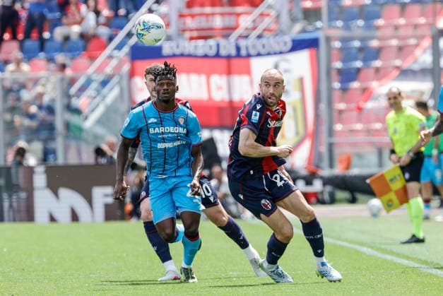 May 3, 2026, Bologna, BOLOGNA: Bologna s Lorenzo De Silvestri (R) and Cagliari s Ibrahim Sulemana in action during the Italian Serie A soccer match Bologna FC vs Cagliari Calcio at Renato Dall Ara stadium in Bologna, Italy, 3 May 2026. ANSA ELISABETTA BARACCHI. Soccer: Serie A ; Bologna-Cagliari  - ZUMAa110 20260503_zaf_a110_015 Copyright: xElisabettaxBaracchix