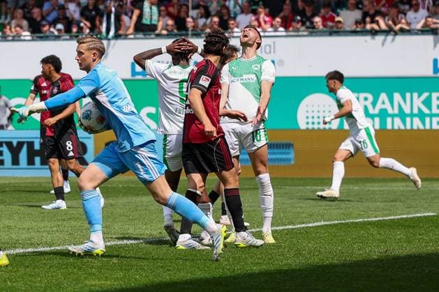 Enttaeuschung, Frust bei Felix Higl 18 (Spvgg Greuther Fuerth) nach vergebener Chance, Jan Reichert 1 (1FC Nuernberg) haelt einen Ball, SpVgg Greuther Fuerth vs. 1. FC Nuernberg, Fussball, Maenner, 2. Bundesliga, DFL, Saison 2025 2026, 32. Spieltag, Rueckrunde, 03.05.2026 DFB regulations prohibit any use of photographs as image sequences and or quasi-video Fuerth Bayern Deutschland
