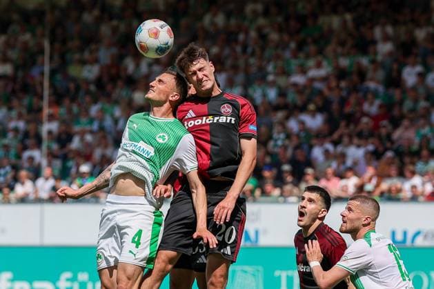 Aktion von Philipp Ziereis 4 (Spvgg Greuther Fuerth) und Javier Fernandez 20 (1FC Nuernberg), SpVgg Greuther Fuerth vs. 1. FC Nuernberg, Fussball, Maenner, 2. Bundesliga, DFL, Saison 2025 2026, 32. Spieltag, Rueckrunde, 03.05.2026 DFB regulations prohibit any use of photographs as image sequences and or quasi-video Fuerth Bayern Deutschland