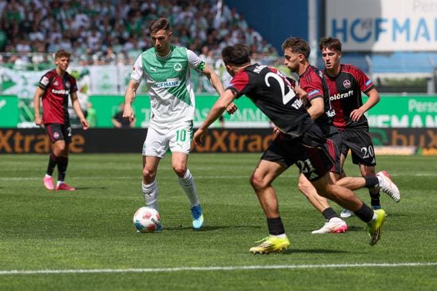 Branimir Hrgota 10 (Spvgg Greuther Fuerth) in Aktion gegen Berkay YÄ±lmaz 21 (1FC Nuernberg) und Adam Markhiyev 6 (1FC Nuernberg), SpVgg Greuther Fuerth vs. 1. FC Nuernberg, Fussball, Maenner, 2. Bundesliga, DFL, Saison 2025 2026, 32. Spieltag, Rueckrunde, 03.05.2026 DFB regulations prohibit any use of photographs as image sequences and or quasi-video Fuerth Bayern Deutschland