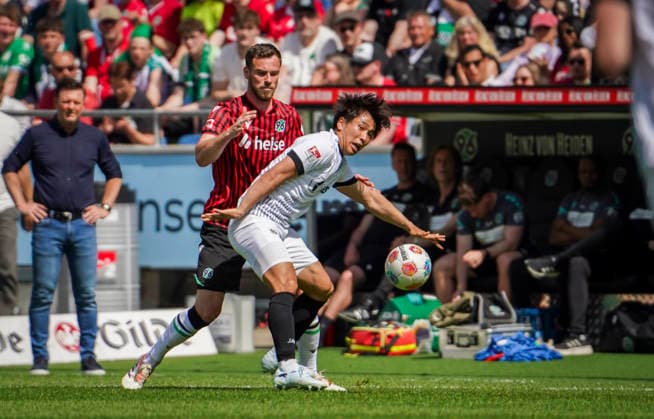Deutschland: Fussball 2.Bundesliga 2025 2026, 32. Spieltag - Hannover 96 vs Preußen Münster - Heinz von Heiden Arena Stadion (Hannover): Shin Yamada (Preußen Münster, 9) Boris Tomiak (Hannover 96, 3) Hannover