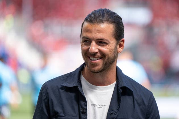 GER, 1. FBL, TSG Hoffenheim vs VfB Stuttgart 02.05.2026, PreZero Arena, Sinsheim, GER, 1. FBL, TSG Hoffenheim vs VfB Stuttgart, im Bild Riccardo Basile (Sky TV Reporter), *** GER, 1 FBL, TSG Hoffenheim vs VfB Stuttgart 02 05 2026, PreZero Arena, Sinsheim, GER, 1 FBL, TSG Hoffenheim vs VfB Stuttgart, pictured Riccardo Basile Sky TV Reporter , nordphotoxGmbHx xMemmler nph00005