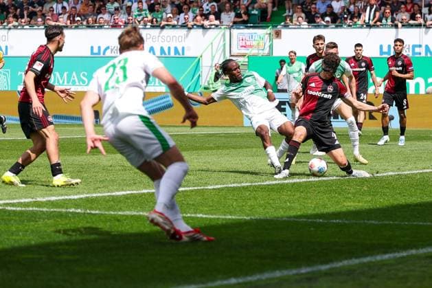 Torchance von Noel Futkeu 9 (Spvgg Greuther Fuerth) gegen Fabio Gruber 4 (1FC Nuernberg), SpVgg Greuther Fuerth vs. 1. FC Nuernberg, Fussball, Maenner, 2. Bundesliga, DFL, Saison 2025 2026, 32. Spieltag, Rueckrunde, 03.05.2026 DFB regulations prohibit any use of photographs as image sequences and or quasi-video Fuerth Bayern Deutschland