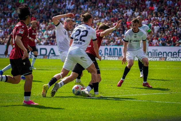 Deutschland: Fussball 2.Bundesliga 2025 2026, 32. Spieltag - Hannover 96 vs Preußen Münster - Heinz von Heiden Arena Stadion (Hannover): Torchance Benjamin Källman Benjamin Kallman (Hannover 96, 9) Hannover