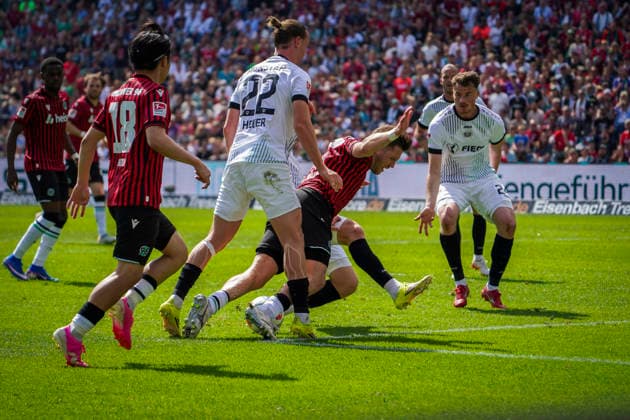 Deutschland: Fussball 2.Bundesliga 2025 2026, 32. Spieltag - Hannover 96 vs Preußen Münster - Heinz von Heiden Arena Stadion (Hannover): Torchance Benjamin Källman Benjamin Kallman (Hannover 96, 9) Hannover