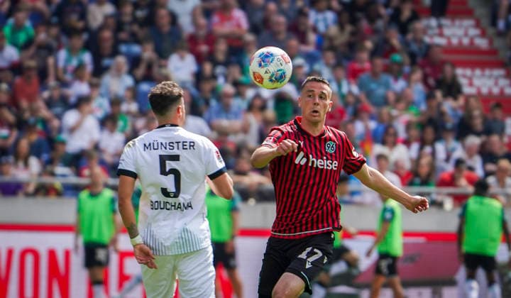 Deutschland: Fussball 2.Bundesliga 2025 2026, 32. Spieltag - Hannover 96 vs Preußen Münster - Heinz von Heiden Arena Stadion (Hannover): am Ball Bastian Allgeier (Hannover 96, 17) Hannover