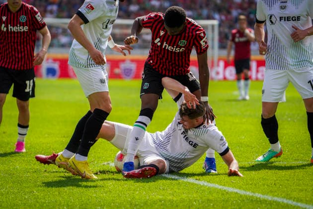 Deutschland: Fussball 2.Bundesliga 2025 2026, 32. Spieltag - Hannover 96 vs Preußen Münster - Heinz von Heiden Arena Stadion (Hannover): NoÃ«l AsÃ ko Noel Aseko (Hannover 96, 15) Niko Koulis (Preußen Münster, 24) Hannover
