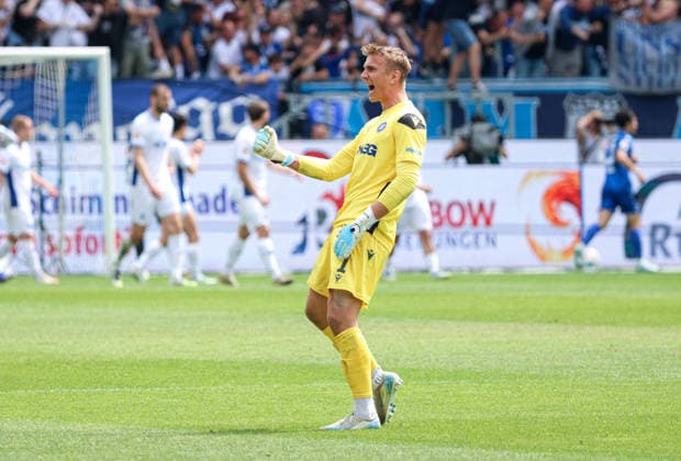 Deutschland: Karlsruher SC vs. SV Darmstadt 98, 32. Spieltag, 2. Bundesliga, Saison 2025 26, BBBank Wildpark (Karlsruhe): Hans Christian Bernat, (Karlsruher SC, 1) jubelt nach Tor von Marvin Wanitzek, (Karlsruher SC, 10) Karlsruhe BBBank Wildpark Baden-Württemberg Deutschland