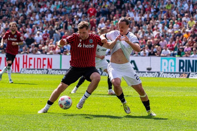 Hannover, Deutschland 03. Mai 2026: 2. BL - 2025 2026 - Sp. 32 - Hannover 96 gegen Preußen Münster Im Bild: v. li. im Zweikampf Benjamin Kaellman Källman (HAN) und Jannis Heuer (PRM) DFL DFB regulations prohibit any use of photographs as image sequences and or quasi-video Heinz von Heiden Arena Niedersachsen