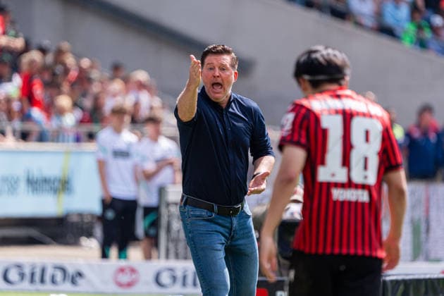 Hannover, Deutschland 03. Mai 2026: 2. BL - 2025 2026 - Sp. 32 - Hannover 96 gegen Preußen Münster Im Bild: Trainer Christian Titz (HAN) gestikuliert auf dem Spielfeld. DFL DFB regulations prohibit any use of photographs as image sequences and or quasi-video Heinz von Heiden Arena Niedersachsen