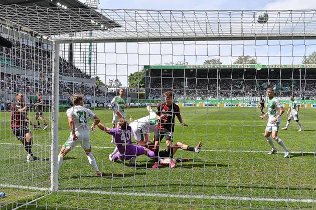 03.05.2026, xhbx, Fussball 2.Bundesliga, SpVgg Greuther Fuerth - 1.FC Nürnberg v.l. Julian Justvan (1.FC Nuernberg) über das Tor (DFL DFB REGULATIONS PROHIBIT ANY USE OF PHOTOGRAPHS as IMAGE SEQUENCES and or QUASI-VIDEO) Fuerth