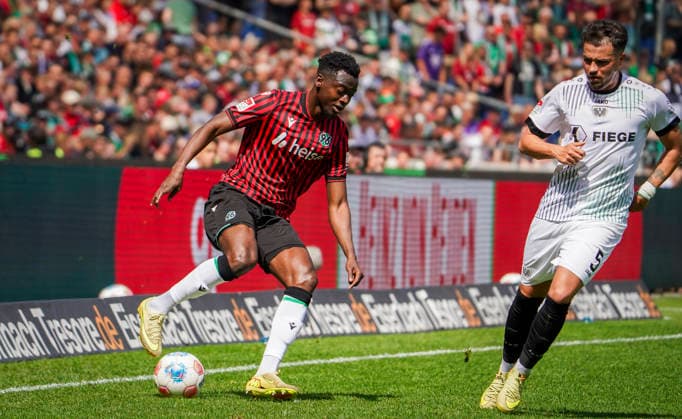 Deutschland: Fussball 2.Bundesliga 2025 2026, 32. Spieltag - Hannover 96 vs Preußen Münster - Heinz von Heiden Arena Stadion (Hannover): am Ball Mustapha Bundu (Hannover 96, 7) Hannover
