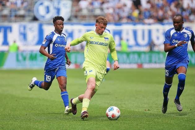 Magdeburg, Sachsen-Anhalt, Deutschland, 03.05.2026: Avnet Arena: 32. Spieltag, Saison 2025 26, 2. Fußball-Bundesliga: 1. FC Magdeburg - Hertha BSC: L-R: Lubambo Musonda (19, 1. FC Magdeburg), Michael Cuisance (10, Hertha BSC), Silas Gnaka (25, 1. FC Magdeburg)