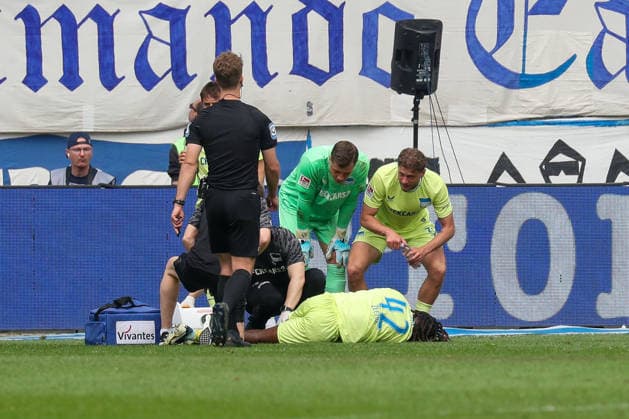 03.05.2026, xgox, Fussball - 2.Bundesliga 1.FC Magdeburg - Hertha BSC Berlin emspor, v.l. Deyovaisio Zeefuik (Hertha, 42) verletzt, Verletzung (DFL DFB REGULATIONS PROHIBIT ANY USE OF PHOTOGRAPHS as IMAGE SEQUENCES and or QUASI-VIDEO) Magdeburg