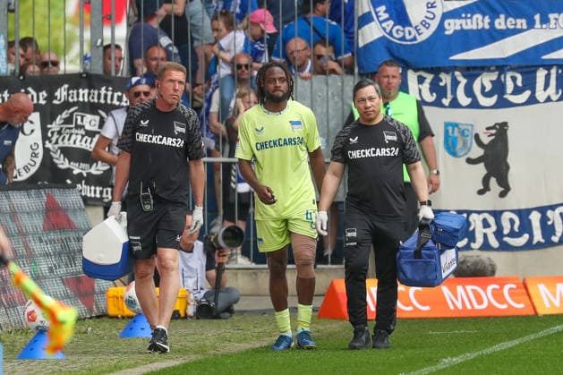 03.05.2026, xgox, Fussball - 2.Bundesliga 1.FC Magdeburg - Hertha BSC Berlin emspor, v.l. Deyovaisio Zeefuik (Hertha, 42) verletzt, Verletzung (DFL DFB REGULATIONS PROHIBIT ANY USE OF PHOTOGRAPHS as IMAGE SEQUENCES and or QUASI-VIDEO) Magdeburg