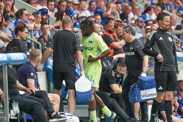 03.05.2026, xgox, Fussball - 2.Bundesliga 1.FC Magdeburg - Hertha BSC Berlin emspor, v.l. Deyovaisio Zeefuik (Hertha, 42) verletzt, Verletzung , geht direkt in die Kabine (DFL DFB REGULATIONS PROHIBIT ANY USE OF PHOTOGRAPHS as IMAGE SEQUENCES and or QUASI-VIDEO) Magdeburg