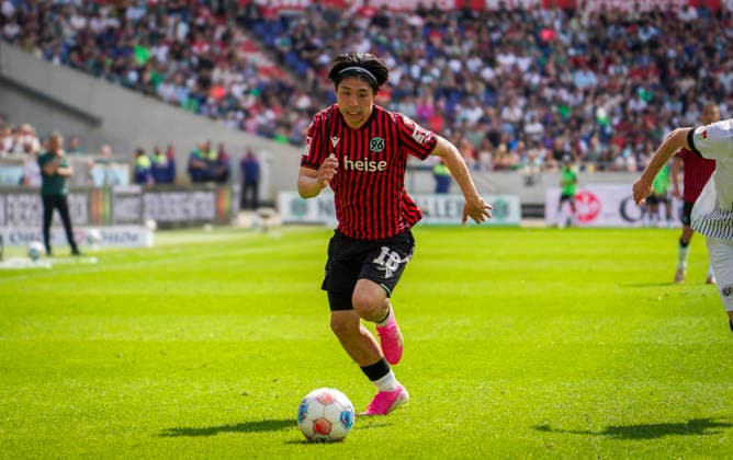 Deutschland: Fussball 2.Bundesliga 2025 2026, 32. Spieltag - Hannover 96 vs Preußen Münster - Heinz von Heiden Arena Stadion (Hannover): am Ball Daisuke Yokota (Hannover 96, 18) Hannover