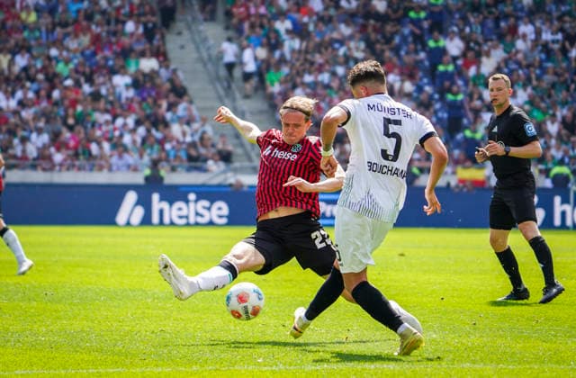 Deutschland: Fussball 2.Bundesliga 2025 2026, 32. Spieltag - Hannover 96 vs Preußen Münster - Heinz von Heiden Arena Stadion (Hannover): Stefan Teitur ÃžorÃ°arson Stefan Teitur Thordarson (Hannover 96, 23) Yassine Bouchama (Preußen Münster, 5) Hannover
