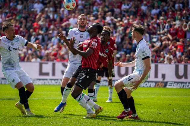 Deutschland: Fussball 2.Bundesliga 2025 2026, 32. Spieltag - Hannover 96 vs Preußen Münster - Heinz von Heiden Arena Stadion (Hannover): Torchance Mustapha Bundu (Hannover 96, 7) Hannover