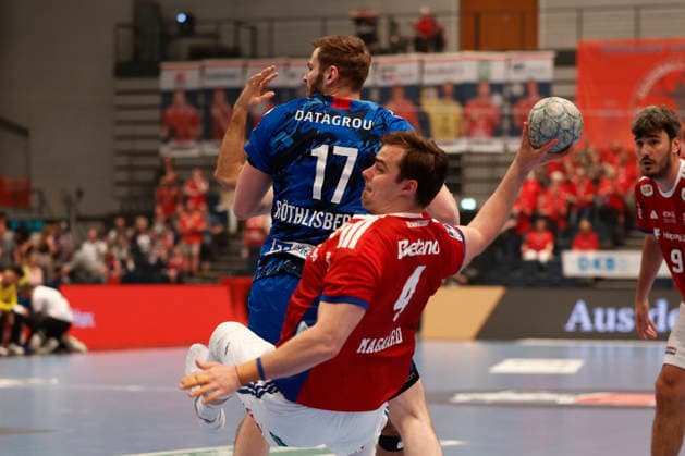 Handball 1. Handball-Bundesliga, Daikin HBL 2025 2026 - Handball Verein Hamburg (HSVH) vs. TVB Stuttgart Andreas Magaard (Hamburg) dreht sich hinter dem Rücken von Samuel Röisberger Roethlisberger (Stuttgart) zum Torwurft . Sporthalle Hamburg Hamburg Foto: Frank Schoof