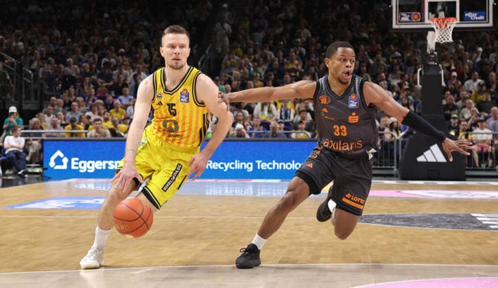 Martin Hermannsson am Ball, Eric Washington Zweikampf Spielszene Aktion Basketball BBL Bundesliga Herren 32.Spieltag Saison 2025 2026 03.05.2026 ALBA Berlin vs. Niners Chemnitz 99ers