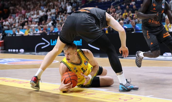 Yordan Minchev, Sam Griesel am Ball Zweikampf Spielszene Aktion Basketball BBL Bundesliga Herren 32.Spieltag Saison 2025 2026 03.05.2026 ALBA Berlin vs. Niners Chemnitz 99ers