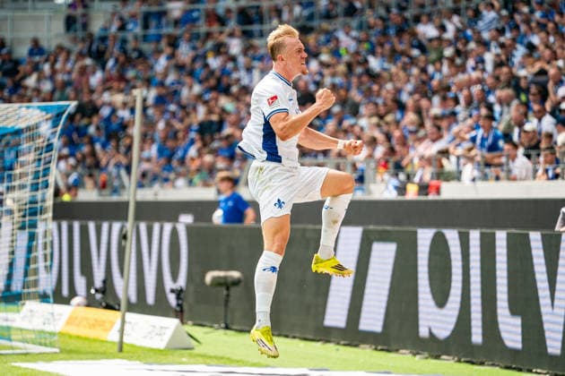 03.05.2026, xdaymx, Fussball 2.Bundesliga, Karlsruher SC - SV Darmstadt 98 Torjubel von Isac Lidberg (SV Darmstadt 98) vor den Fans zum 1:1 Ausgleich (DFL DFB REGULATIONS PROHIBIT ANY USE OF PHOTOGRAPHS as IMAGE SEQUENCES and or QUASI-VIDEO) Karlsruhe