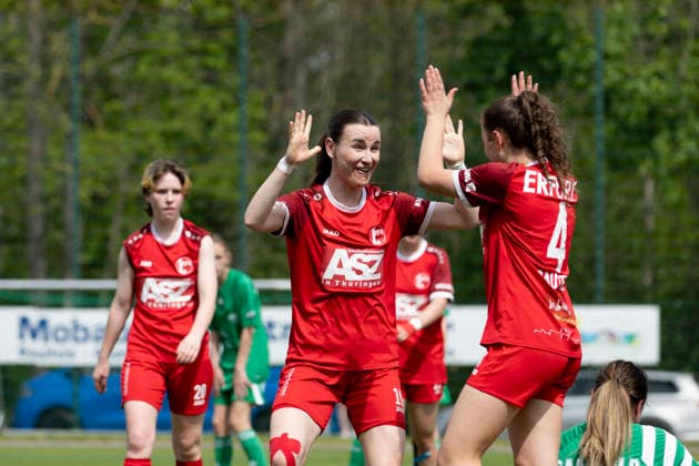 Thüringen-Pokal Halbfinal Frauen: Saalfeld Titans vs. 1. FFV Erfurt; Saalfeld; 03.05.2026 Jubel, Lea Schrenk ( 19; 1. FFV Erfurt) und Jasmin Sautter ( 4; 1. FFV Erfurt) Thüringen-Pokal Halbfinal Frauen: Saalfeld Titans vs. 1. FFV Erfurt; An den Saalewiesen; 03.05.2026 Copyright: xBEAUTIFULxSPORTS Duehringx