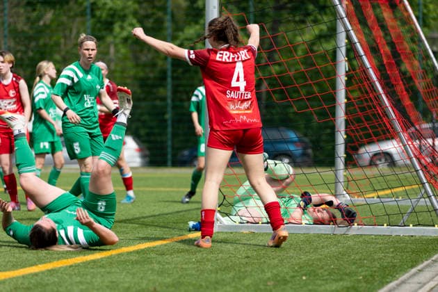 Thüringen-Pokal Halbfinal Frauen: Saalfeld Titans vs. 1. FFV Erfurt; Saalfeld; 03.05.2026 Tor durch Jasmin Sautter ( 4; 1. FFV Erfurt) gegen Josephine Spilgies ( 9; Saalfeld Titans) (links) und Vivian Kobes ( 1; Saalfeld Titans) (rechts) Thüringen-Pokal Halbfinal Frauen: Saalfeld Titans vs. 1. FFV Erfurt; An den Saalewiesen; 03.05.2026 Copyright: xBEAUTIFULxSPORTS Duehringx