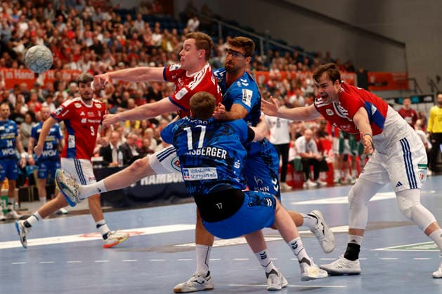 Handball 1. Handball-Bundesliga, Daikin HBL 2025 2026 - Handball Verein Hamburg (HSVH) vs. TVB Stuttgart Moritz Sauter (Hamburg) wird von Antonio Serradilla (Stuttgart) und Samuel Rï¿½isberger Roethlisberger (Stuttgart) gehalten . Sporthalle Hamburg Hamburg Foto: Frank Schoof