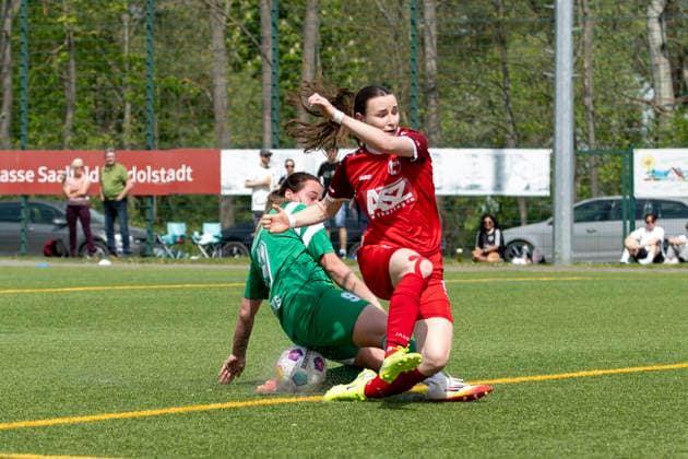 Thüringen-Pokal Halbfinal Frauen: Saalfeld Titans vs. 1. FFV Erfurt; Saalfeld; 03.05.2026 Lea Schrenk ( 19; 1. FFV Erfurt) gegen Josephine Spilgies ( 9; Saalfeld Titans) Thüringen-Pokal Halbfinal Frauen: Saalfeld Titans vs. 1. FFV Erfurt; An den Saalewiesen; 03.05.2026 Copyright: xBEAUTIFULxSPORTS Duehringx